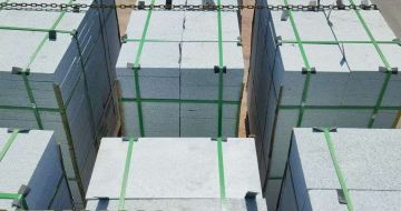 乌海 芝麻白花岗岩5公分地铺石 花岗岩厂家工厂装车日常