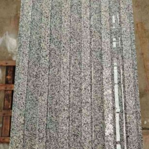 乌海 芝麻白花岗岩荔枝面雕刻盲道，盲条