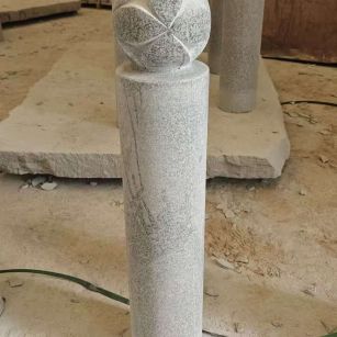 乌海 芝麻白花岗岩石材挡车石柱、停车柱、圆柱挡车柱、方柱挡车柱等