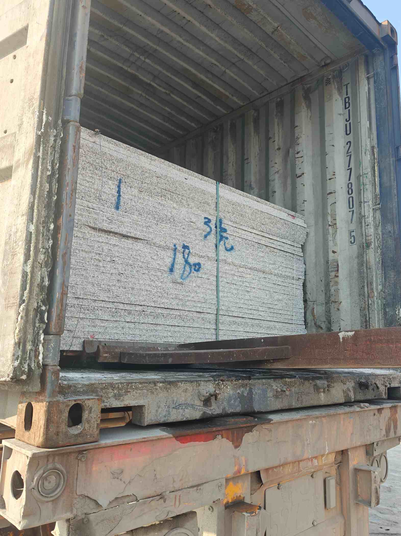 乌海 芝麻白花岗岩石材3.0公分光面毛板装柜出货