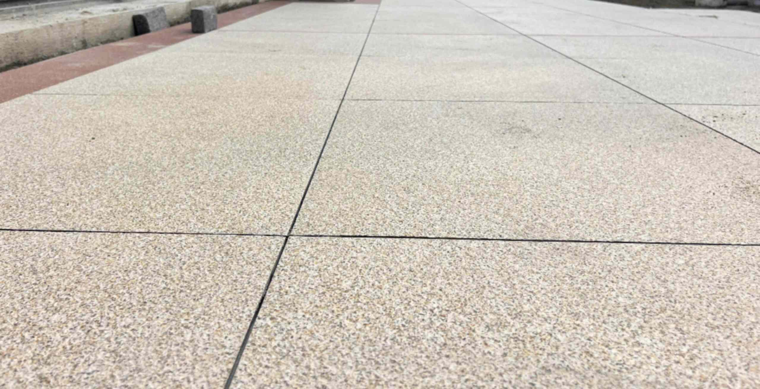 乌海 黄金麻花岗岩石板材荔枝面地面铺装效果