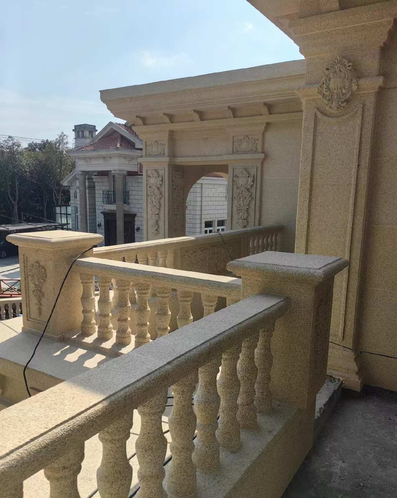 乌海 黄金麻别墅外墙干挂雕花配合阳台栏杆花瓶柱