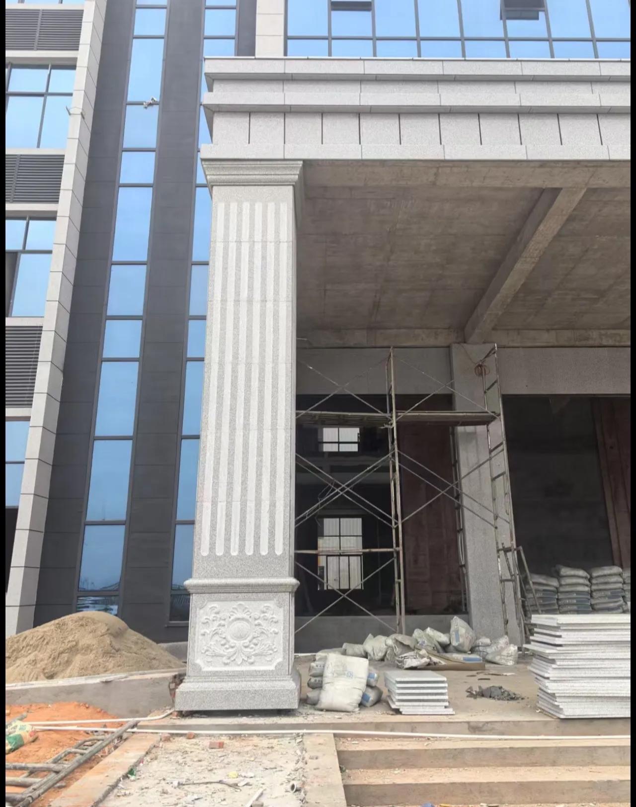 乌海 芝麻白光面花岗岩门楼大柱（罗马柱）配雕花底座