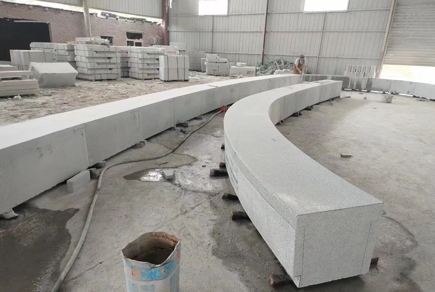 乌海芝麻白花岗岩石板材 园林光面弧形坐凳