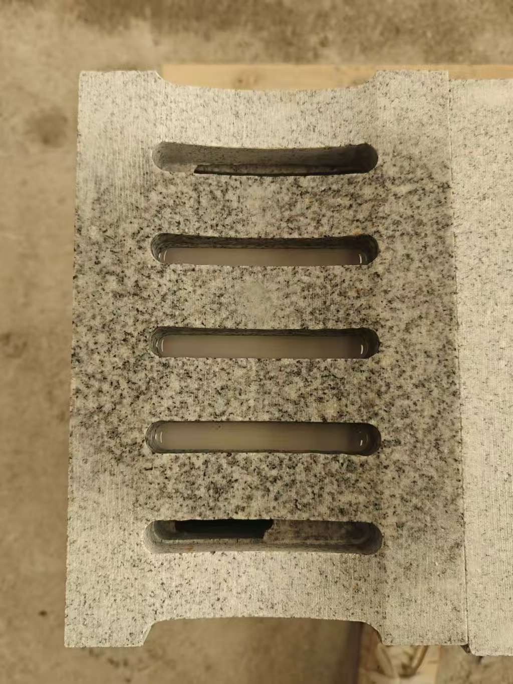 乌海 芝麻白拉丝面花岗岩U型开槽排水槽