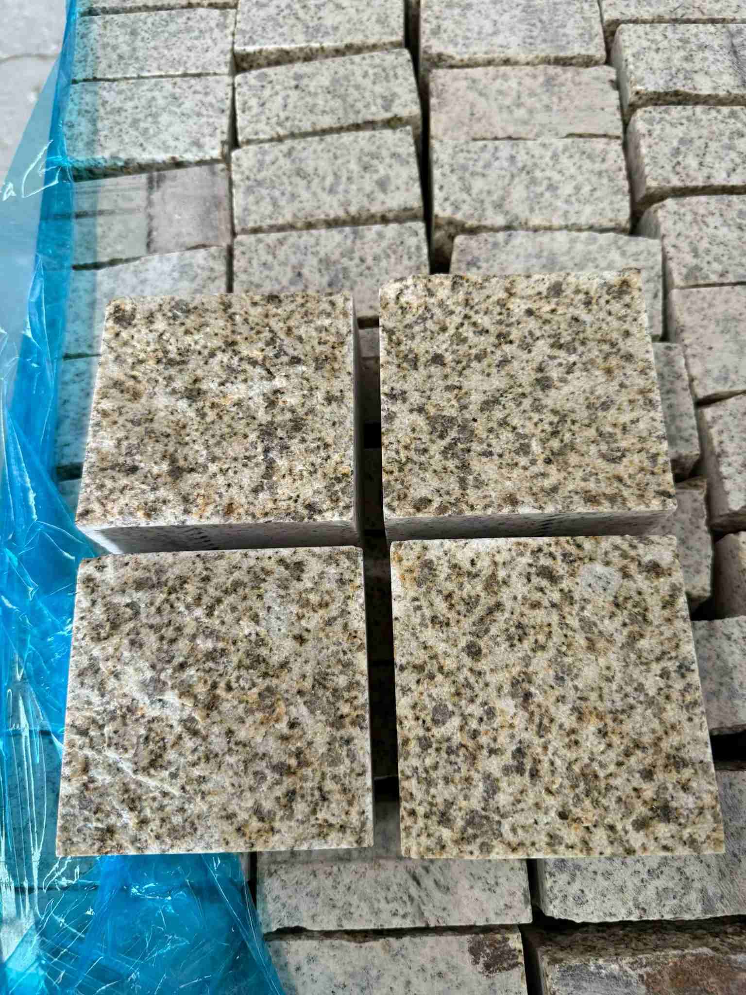 乌海 黄金麻花岗岩自然面小方块，弹石，马蹄石等