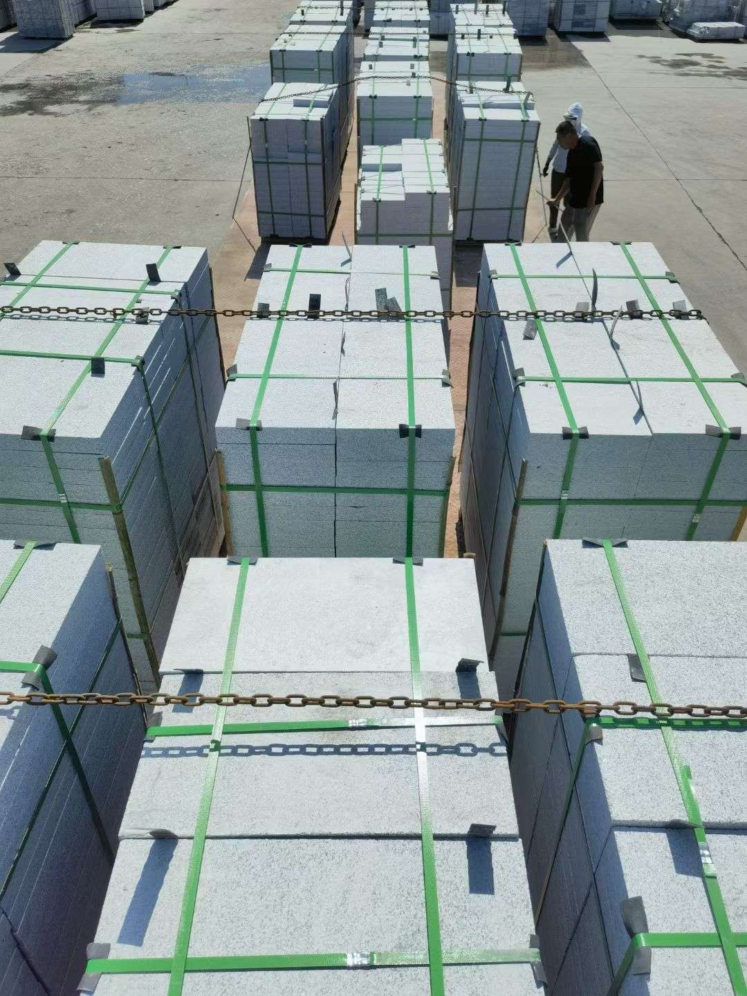 乌海 芝麻白花岗岩5公分地铺石 花岗岩厂家工厂装车日常