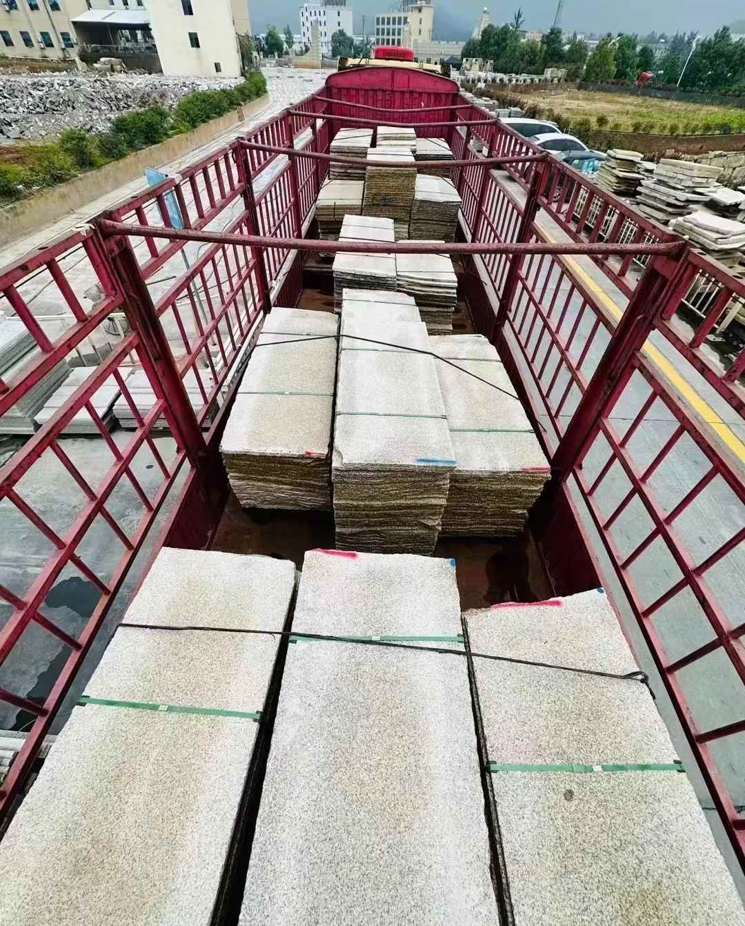 乌海 黄金麻花岗岩荔枝面，光面毛板装车完成