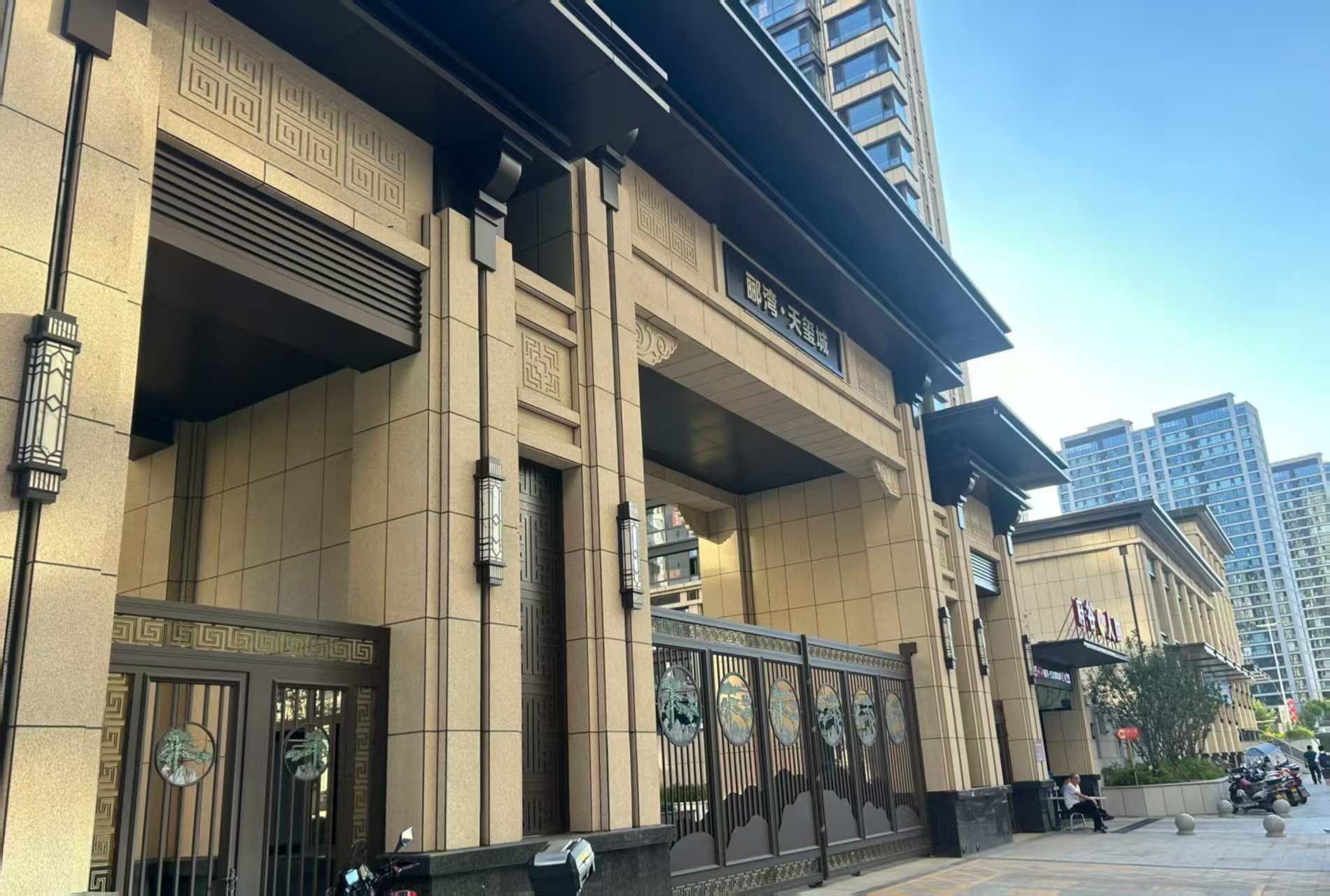 乌海 黄金麻花岗岩荔枝面小区门楼外墙干挂