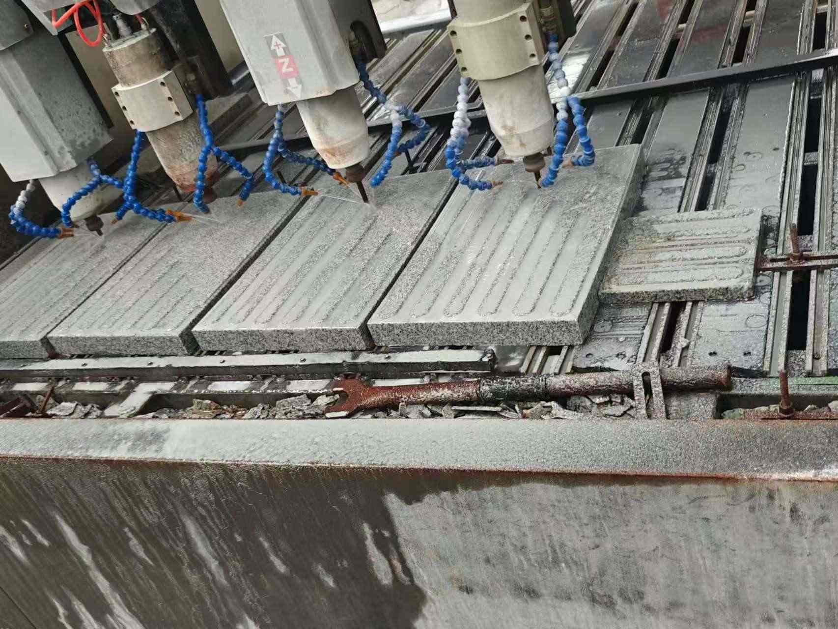 乌海 芝麻白花岗岩荔枝面盲道雕刻