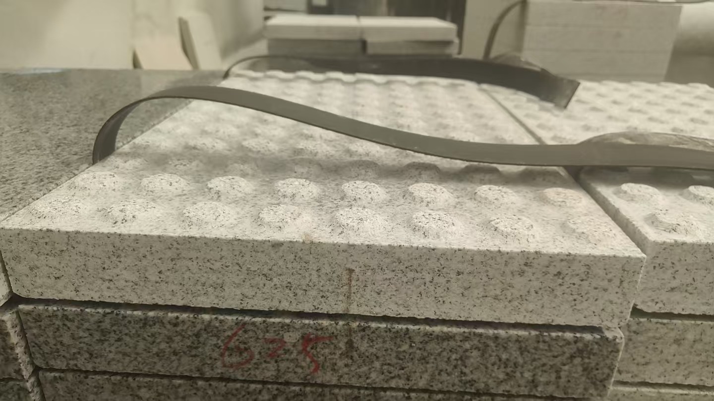 乌海 芝麻白花岗岩6.0公分荔枝面五轴加工雕刻盲点