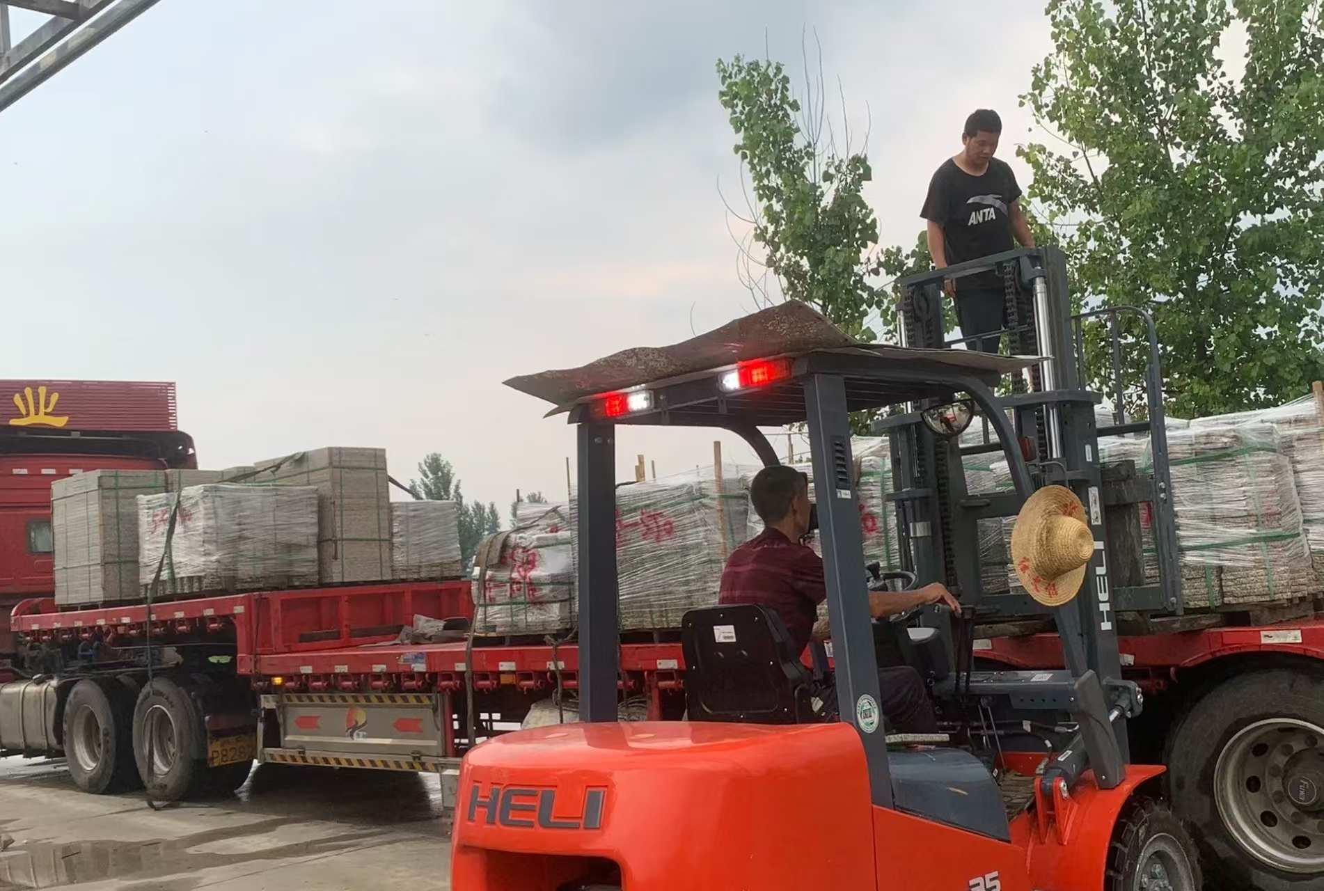 乌海 黄金麻冰裂纹，地铺石装车