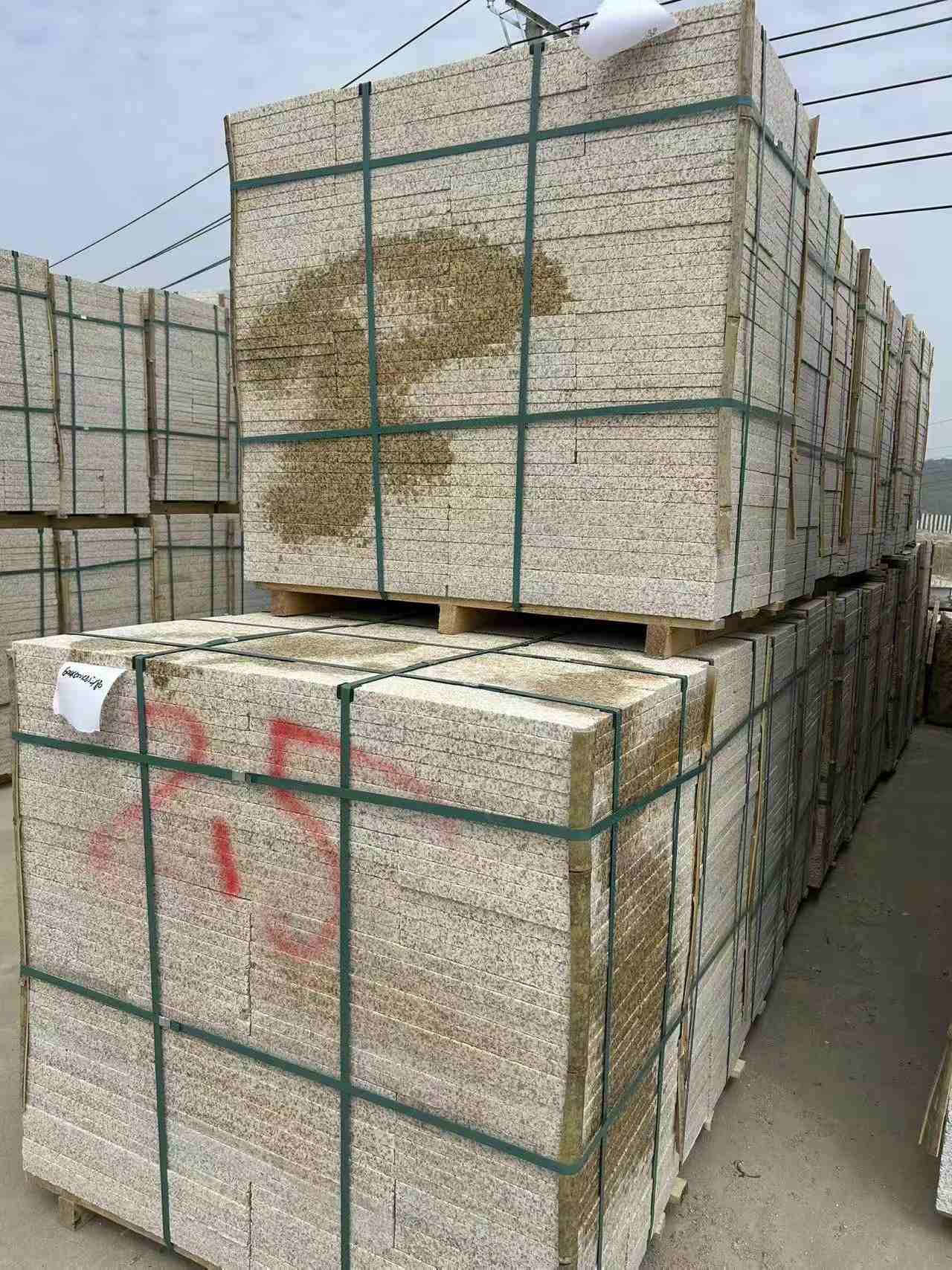 乌海 黄金麻花岗岩石材荔枝面地铺石2.5*300*600