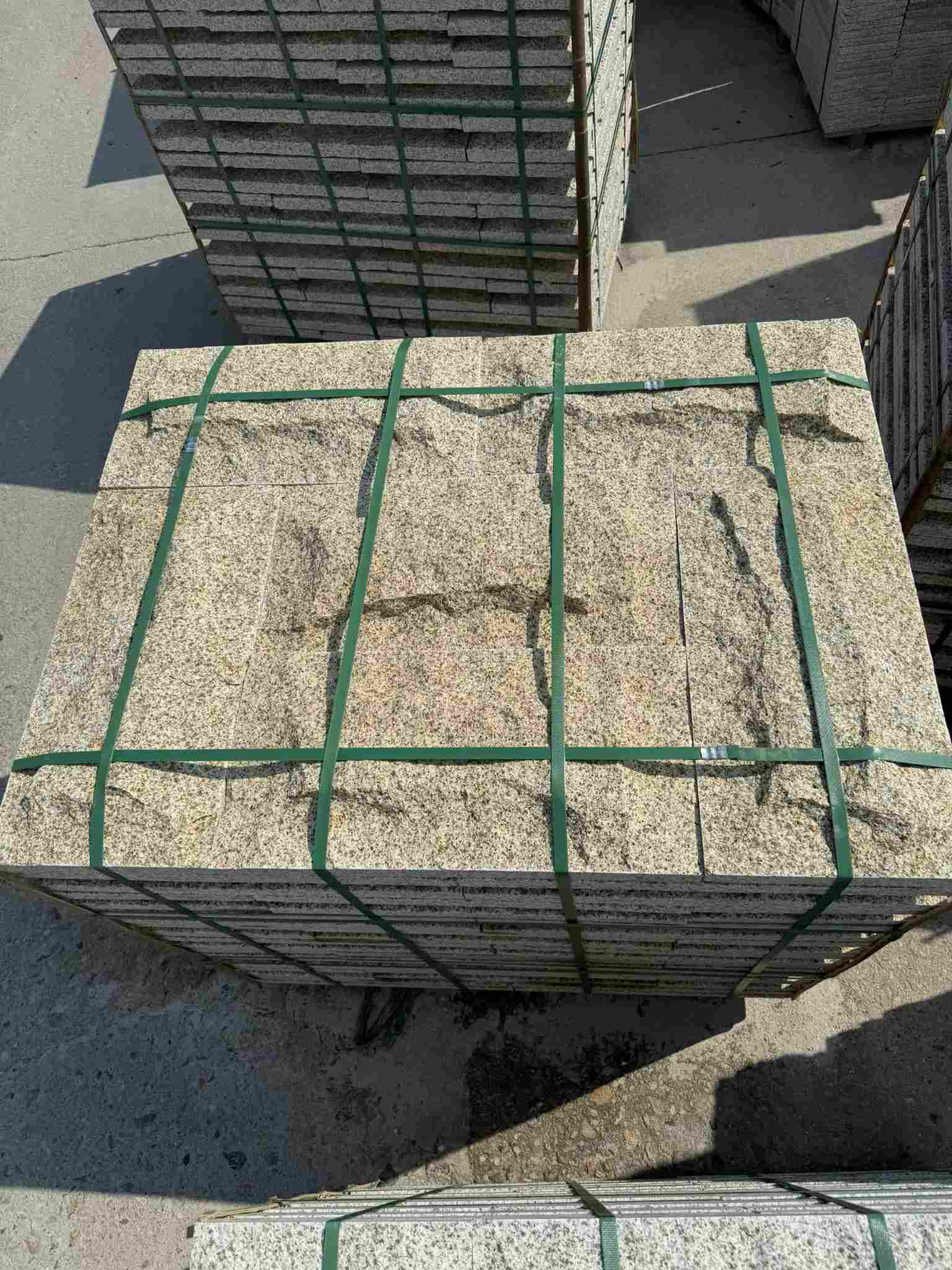 乌海 黄金麻花岗岩石材自然面蘑菇石成品