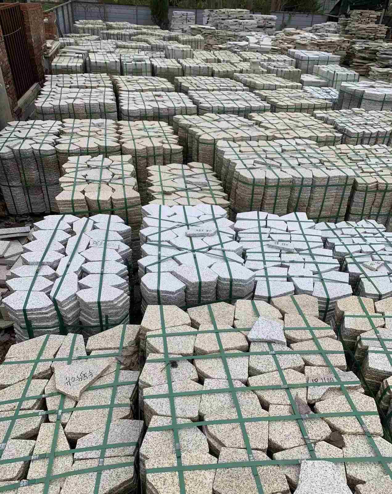 乌海 黄金麻白麻花岗岩荔枝面地铺石(冰裂纹)