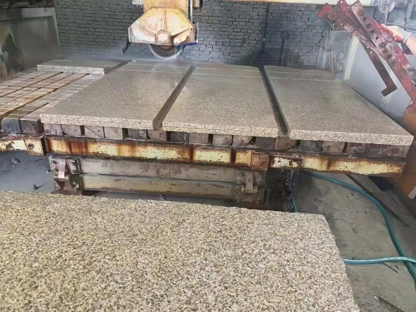 乌海 黄金麻荔枝面成品板加工