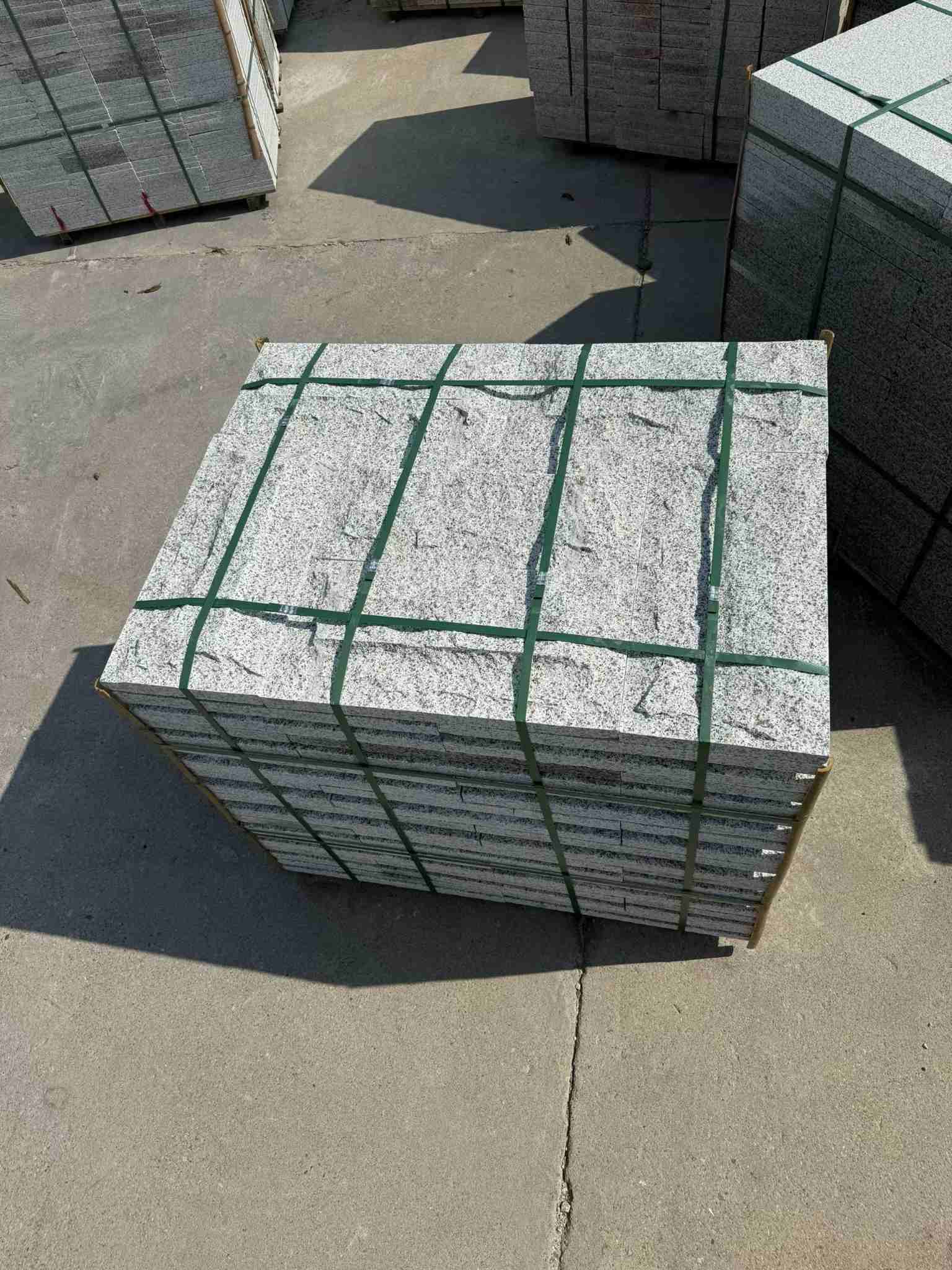 乌海 白麻花岗岩石材自然面蘑菇石成品