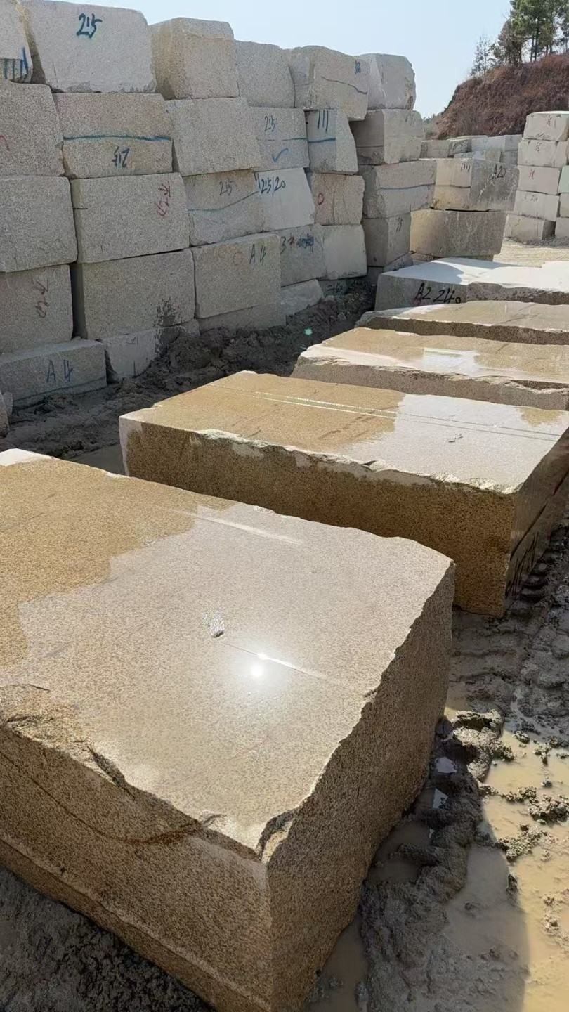 乌海 黄金麻方料堆场洗料分选中，原材料充足