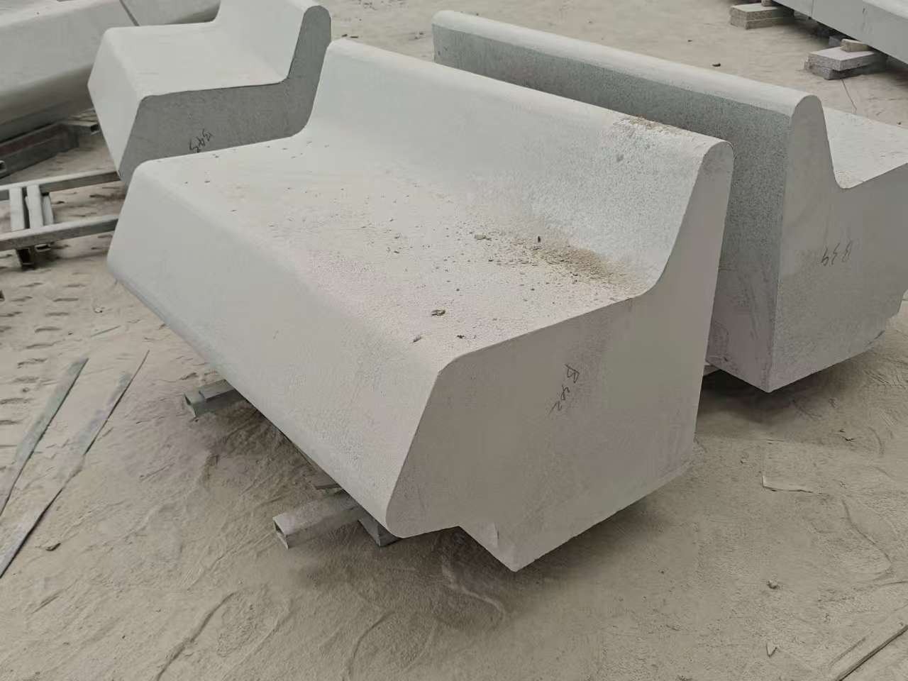 乌海 芝麻白花岗岩异形坐凳，石凳