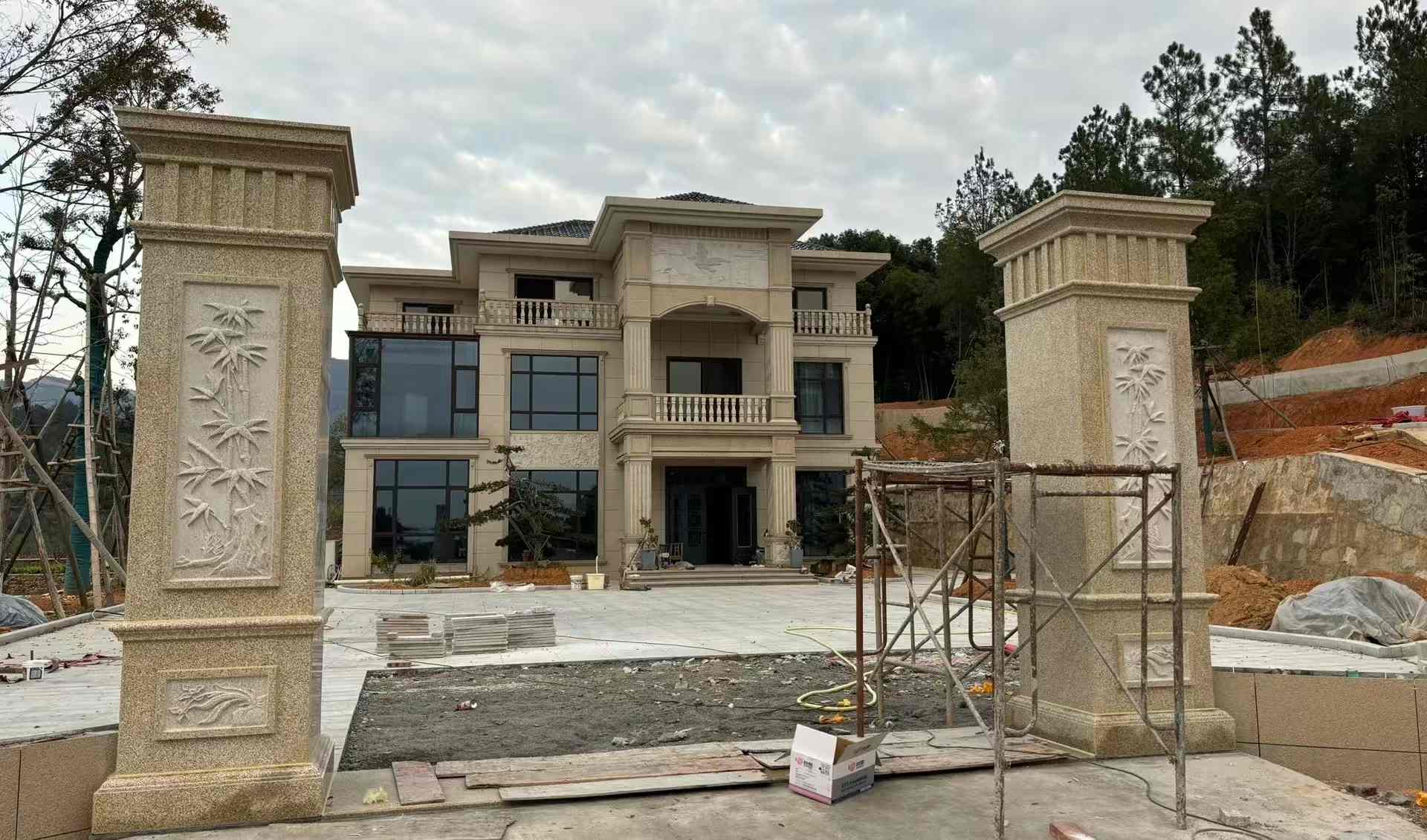 乌海 黄金麻花岗岩别墅雕花外墙干挂配上门口雕花罗马柱